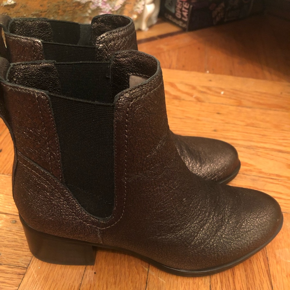 Neutralizer boots size 4